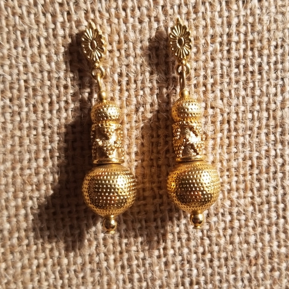 Beautiful gold ornate earrings.